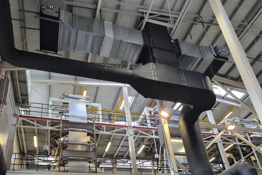 A Folplast gyártócsarnoka a légcsatornára szerelt elektrosztatikus levegőtisztító egységekkel