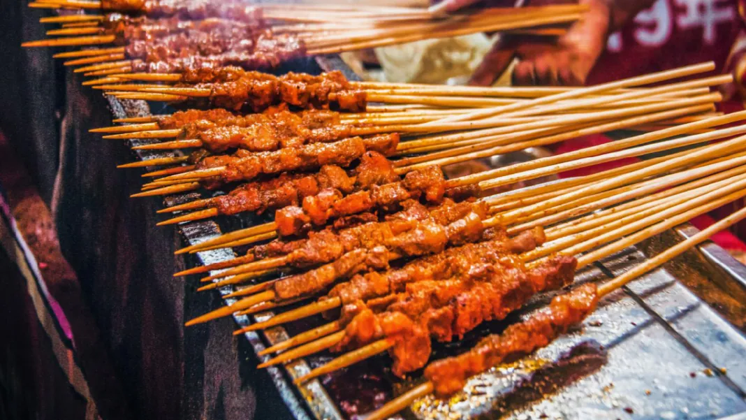 Grillnyársak egy étterem konyhájában